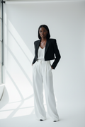 Blazer cropped noir - modèle afro-américaine